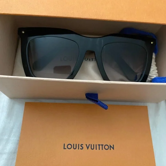 Louis Vuitton Black Acetate Sunglasses Bold Oversized Design - Picture 2 of 6